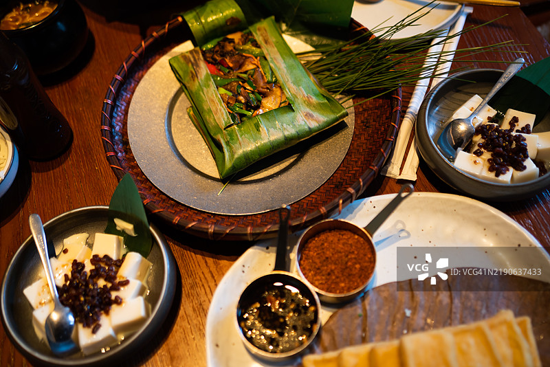 云南餐厅桌上的美味佳肴图片素材