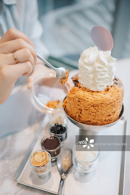 亚洲女性在东京享受日本甜点刨冰的甜蜜时刻图片素材