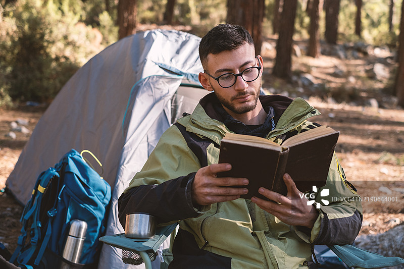 在露营时阅读一本书图片素材