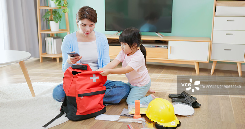 家庭应急包准备图片素材
