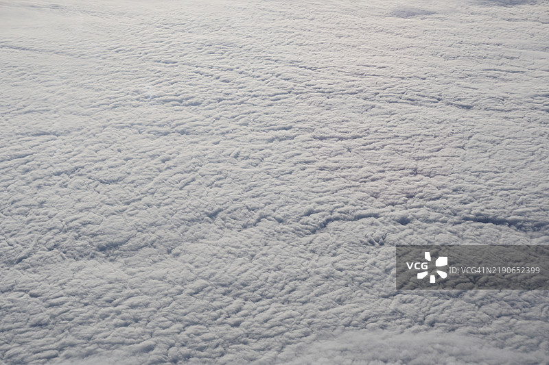 从飞机上俯瞰云朵图片素材