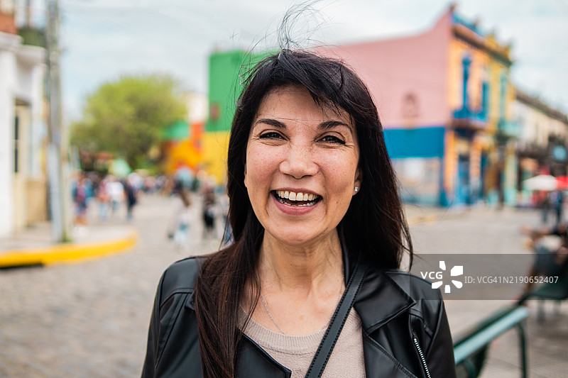 阿根廷布宜诺斯艾利斯卡米尼托的一位成熟的女性肖像图片素材