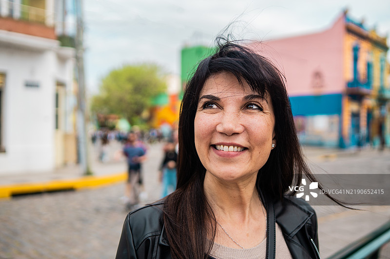 在阿根廷卡米尼托沉思的成熟的女性游客图片素材