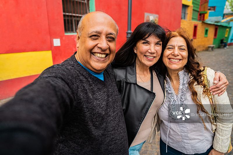 在阿根廷卡米尼托的游客朋友们自拍 - 摄影机视角图片素材