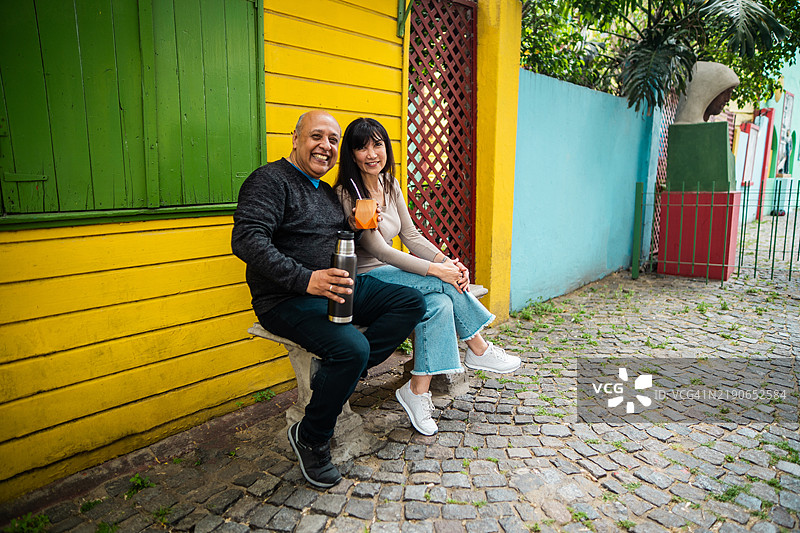 在阿根廷布宜诺斯艾利斯的卡米尼托，一对情侣正在喝马黛茶的肖像图片素材