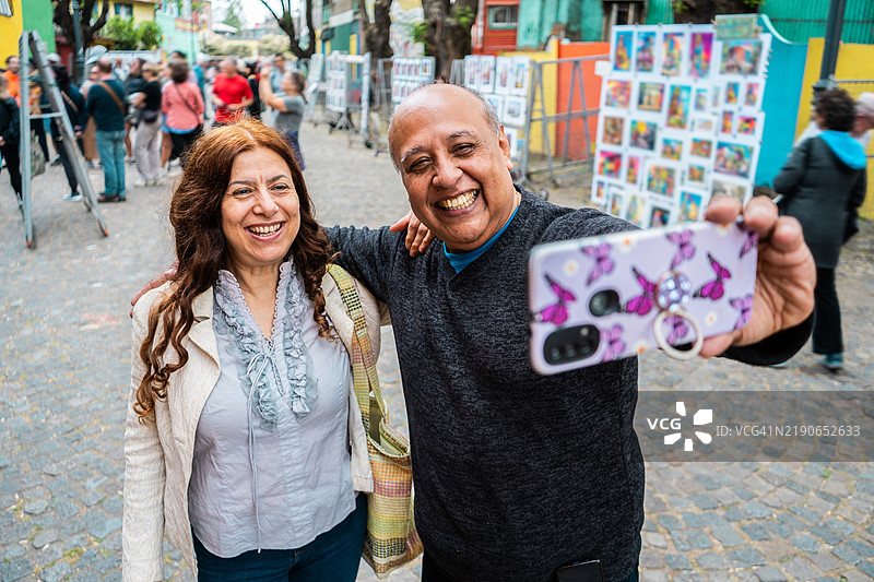 在阿根廷卡米尼托拍自拍的游客情侣图片素材