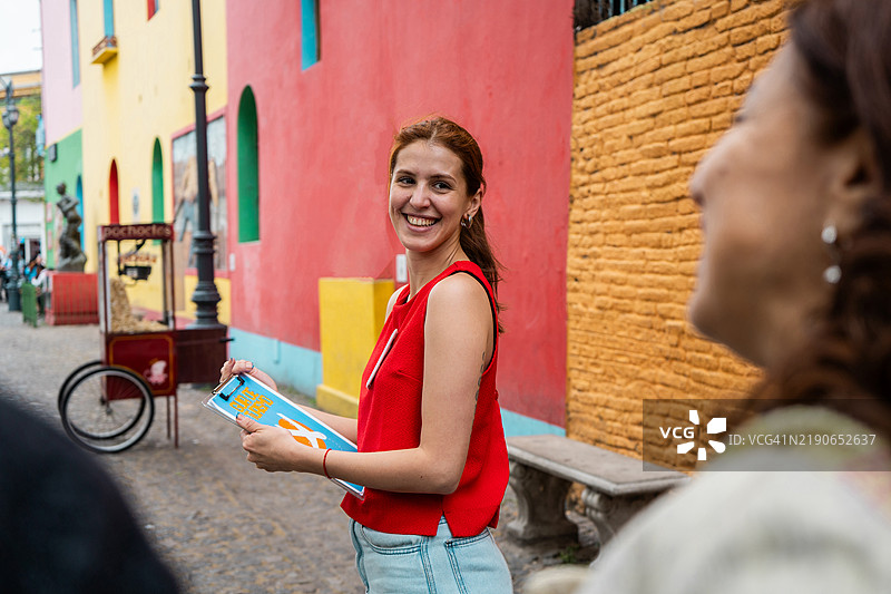 女导游在阿根廷卡米尼托与游客交谈图片素材