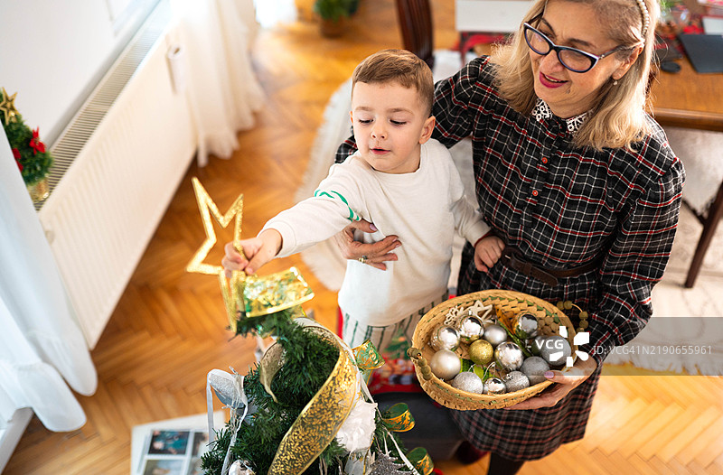 祖母和孙子一起装饰圣诞树图片素材