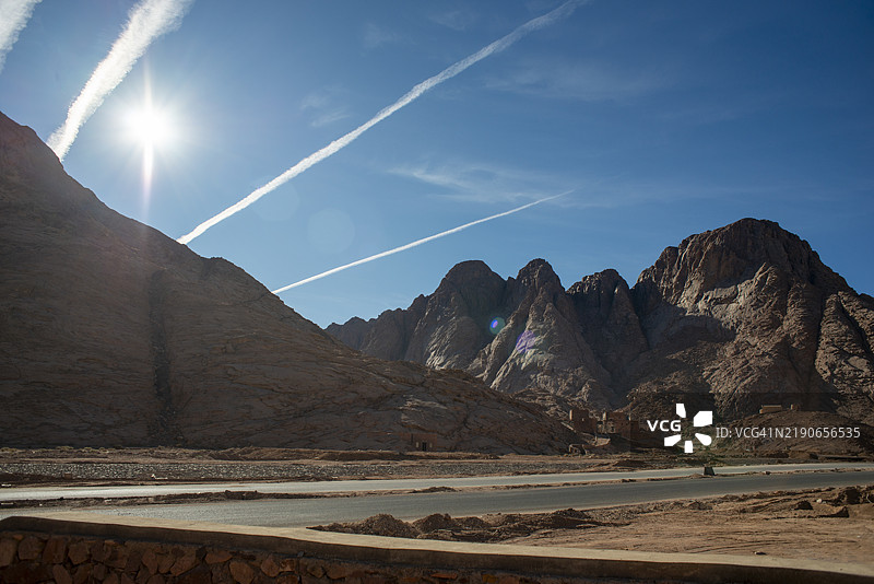 沙漠与山脉以及飞机尾迹图片素材