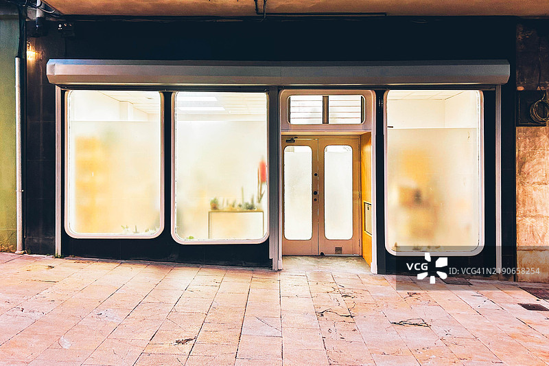 夜间灯光照亮的复古商店展示图片素材