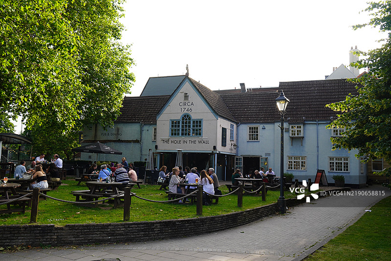 英国布里斯托尔的历史酒吧，墙洞酒吧图片素材