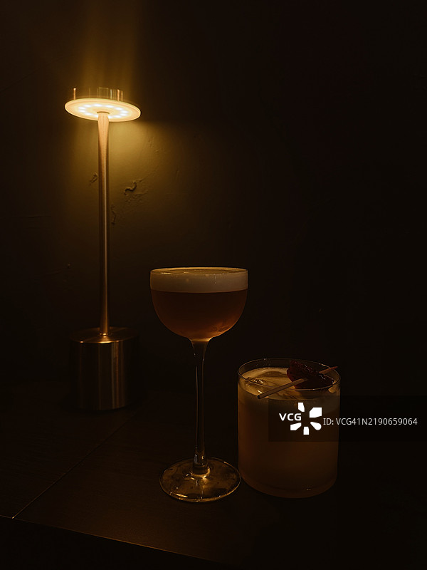 酒吧台上的鸡尾酒图片素材