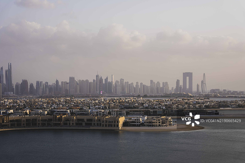 从棕榈岛俯瞰迪拜天际线图片素材