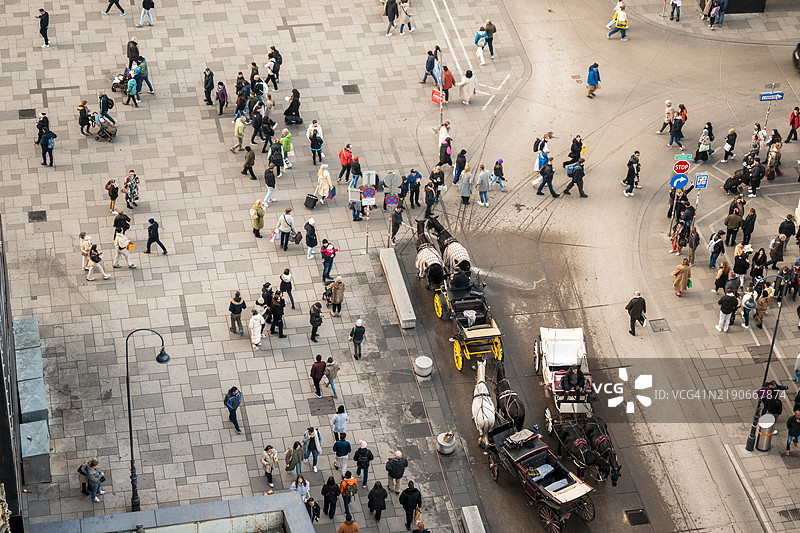 在奥地利维也纳的斯蒂芬广场上行走的行人图片素材