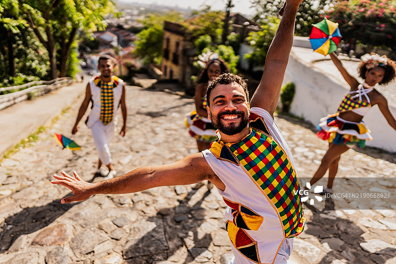 中年自由舞者在户外跳舞的肖像图片素材