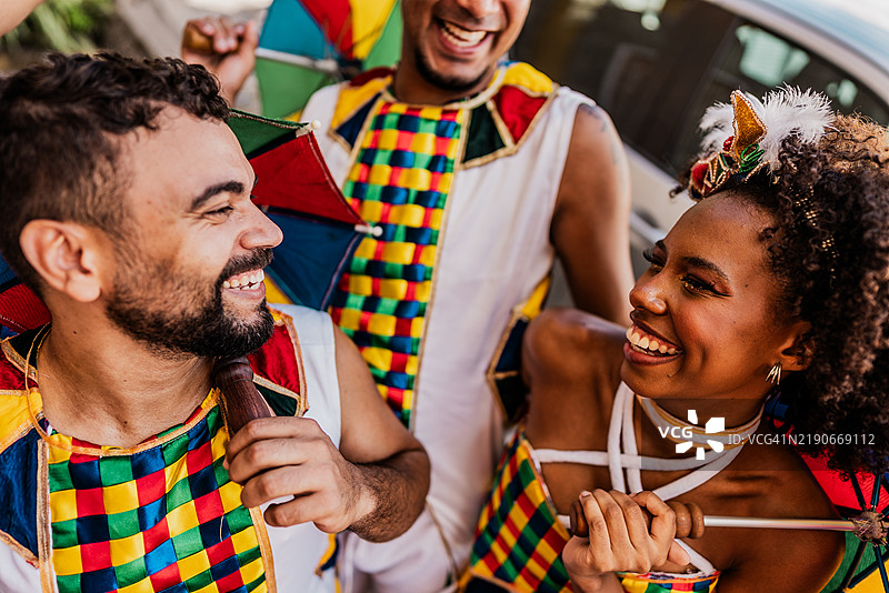 户外跳弗雷沃舞的舞者图片素材