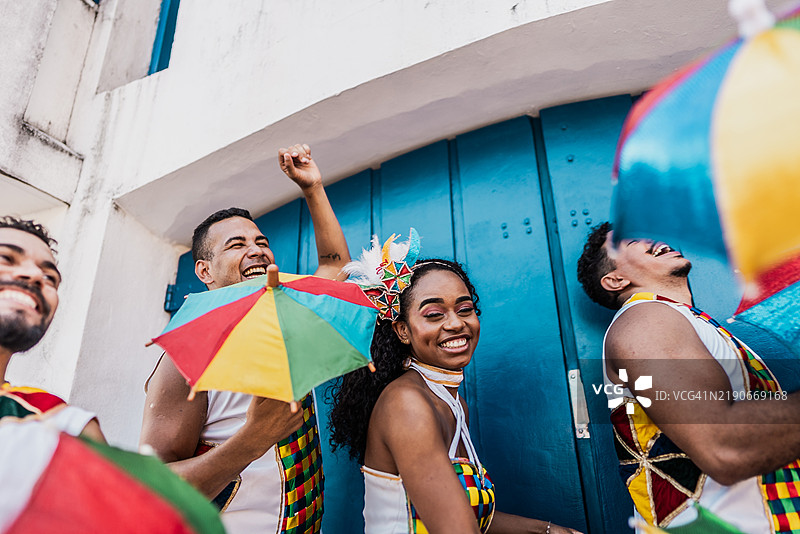 户外跳弗雷沃舞的舞者图片素材