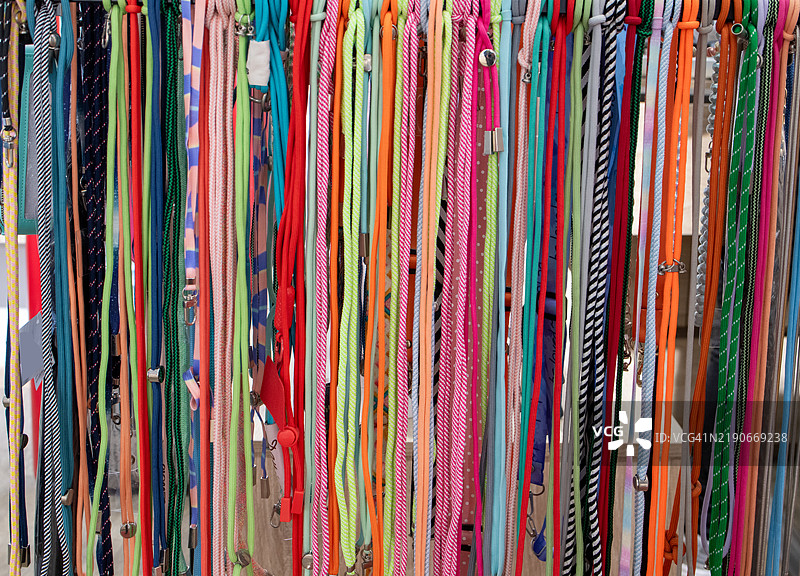 商店里展示着各种颜色的手链。图片素材