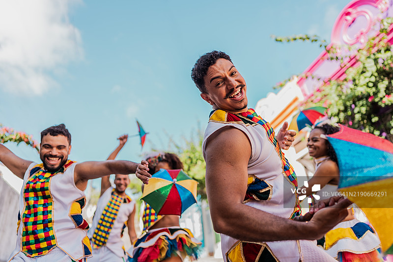 户外跳舞的弗雷沃舞者肖像图片素材