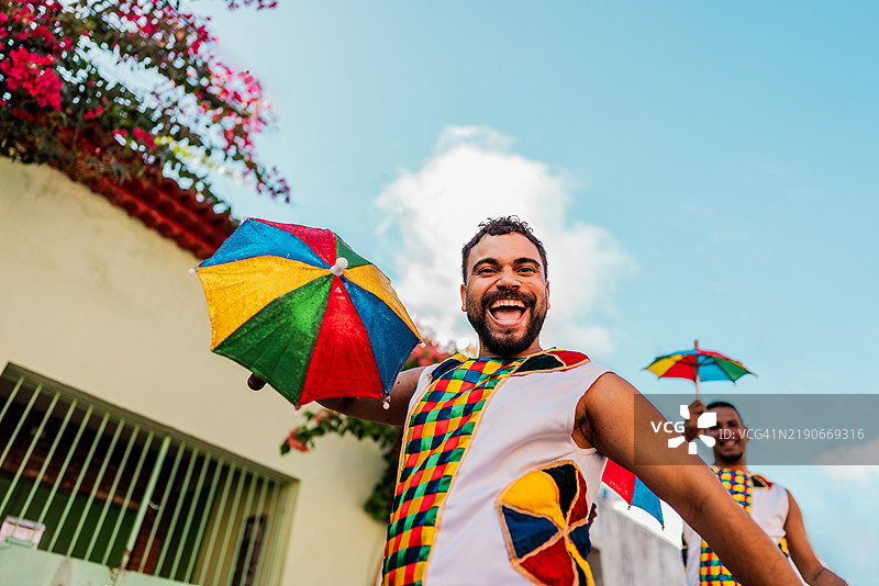 中年自由舞者在户外跳舞的肖像图片素材