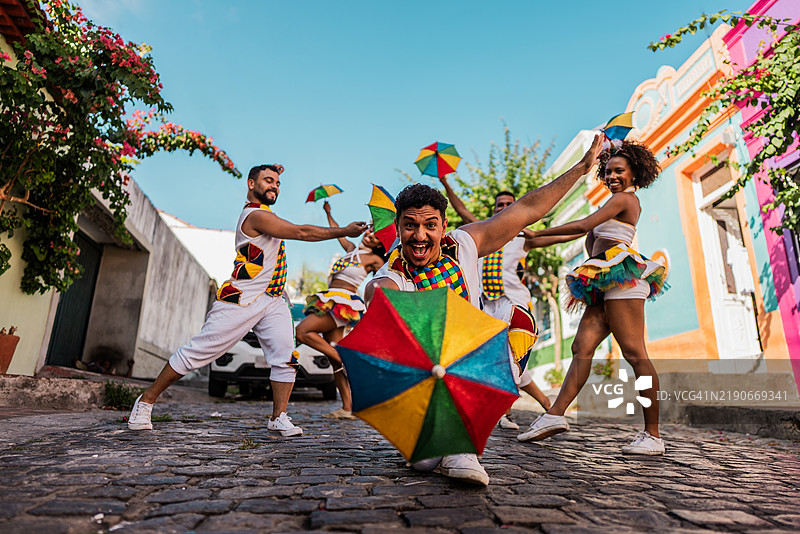 中年自由舞者在户外跳舞的肖像图片素材