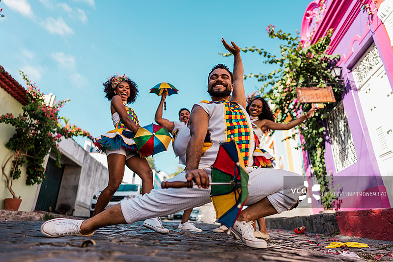 中年自由舞者在户外跳舞的肖像图片素材