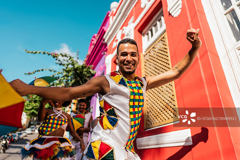中年自由舞者在户外跳舞的肖像图片素材