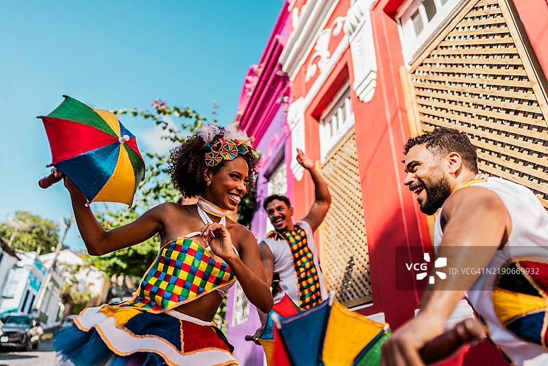 户外跳弗雷沃舞的舞者图片素材