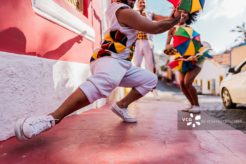 低角度视角下，一个男人在户外跳弗雷沃舞。图片素材