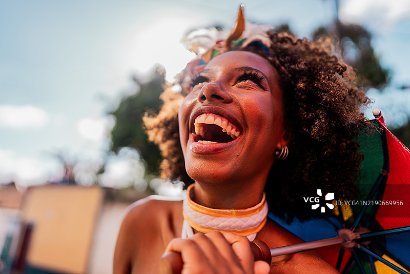 年轻女性在户外享受狂欢节图片素材