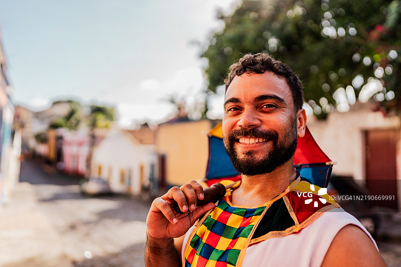 户外中年自由舞者的肖像图片素材