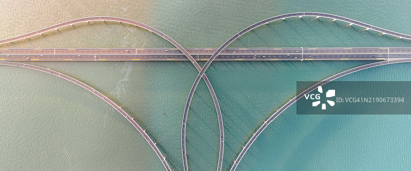 中国山东省青岛胶州湾大桥的无人机航拍视角图片素材