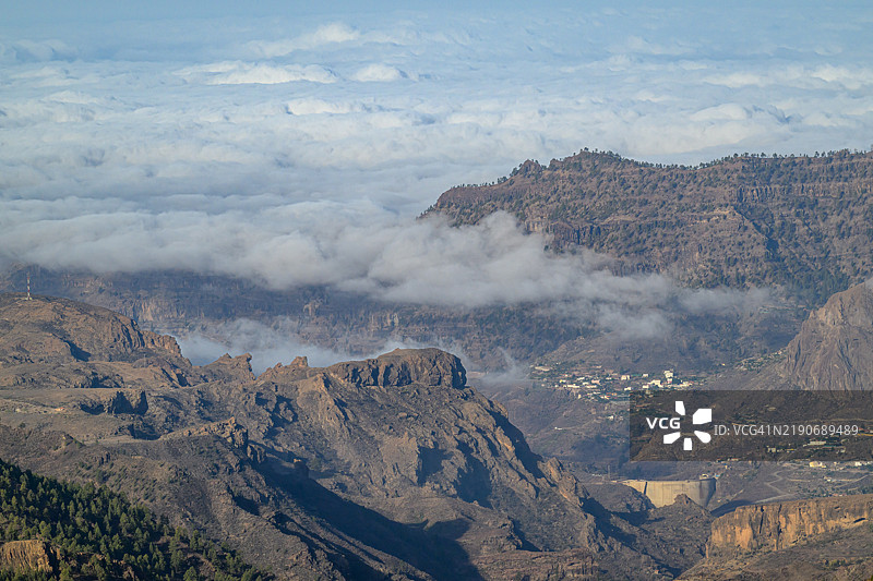 特内里费岛的特赫达火山口被云海覆盖图片素材