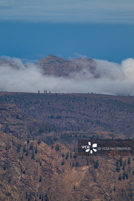 云雾笼罩着大加那利岛特赫达火山口的边缘图片素材
