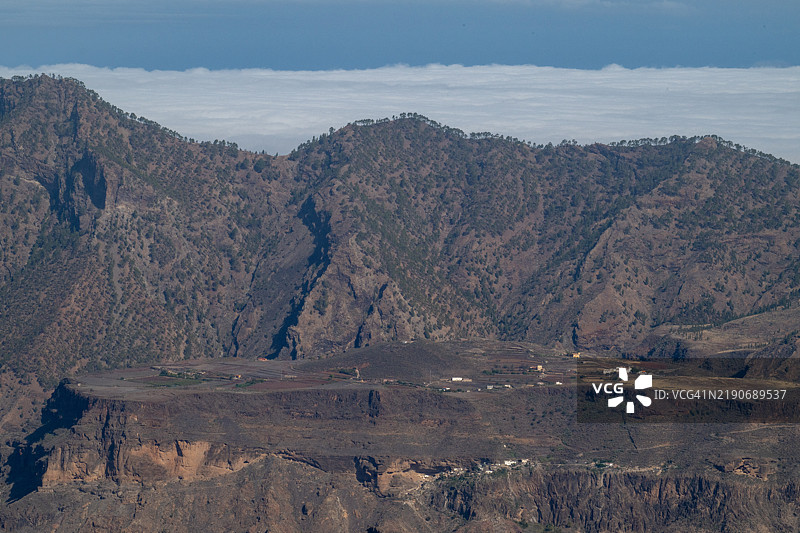 加那利群岛西班牙大加那利岛的特赫达火山口的阿库萨台地，展示其广阔和悬崖的壮丽景观图片素材