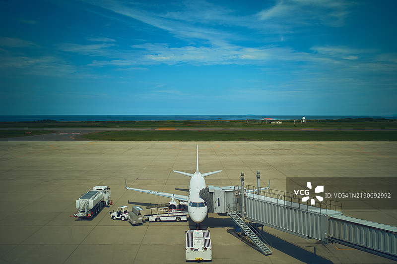 飞机在新潟机场的登机口等待登机图片素材