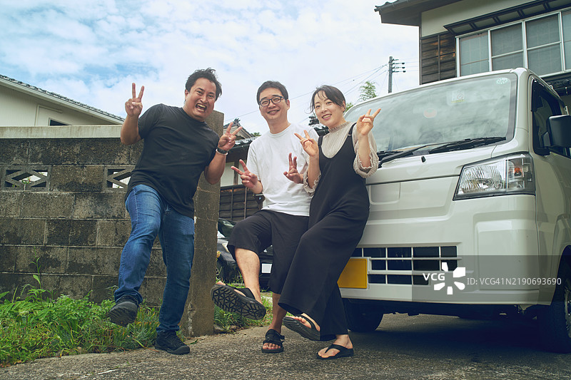 作为一名摄影师，我喜欢和我的客户一起摆姿势。图片素材