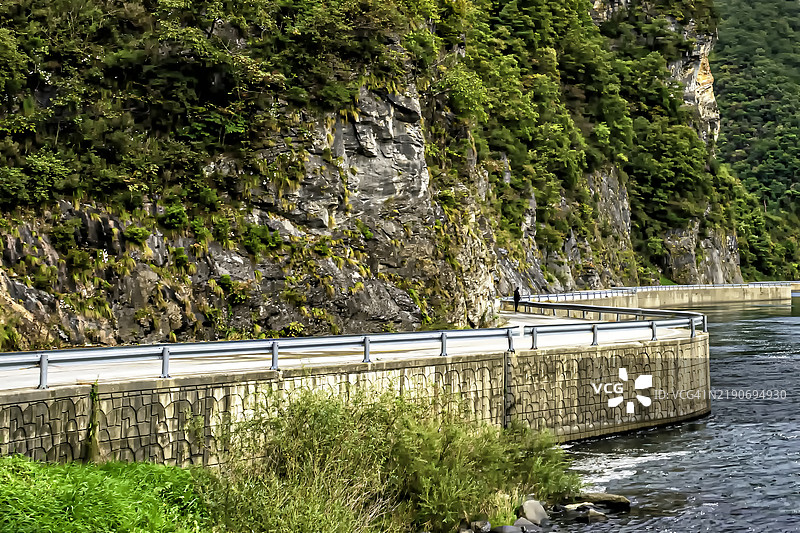 悬崖之旅：蜿蜒的道路图片素材