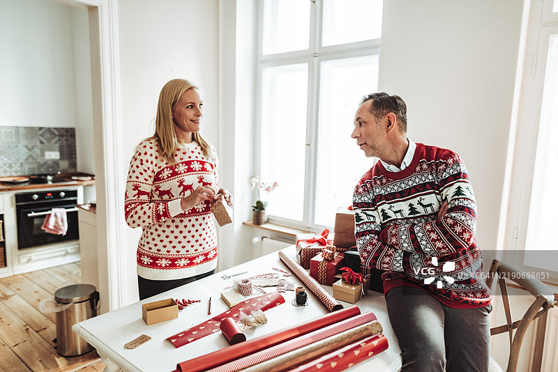 在家制作圣诞礼物图片素材