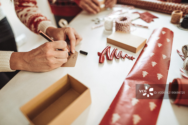 在家制作圣诞礼物图片素材