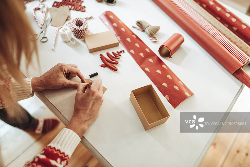 在家制作圣诞礼物图片素材