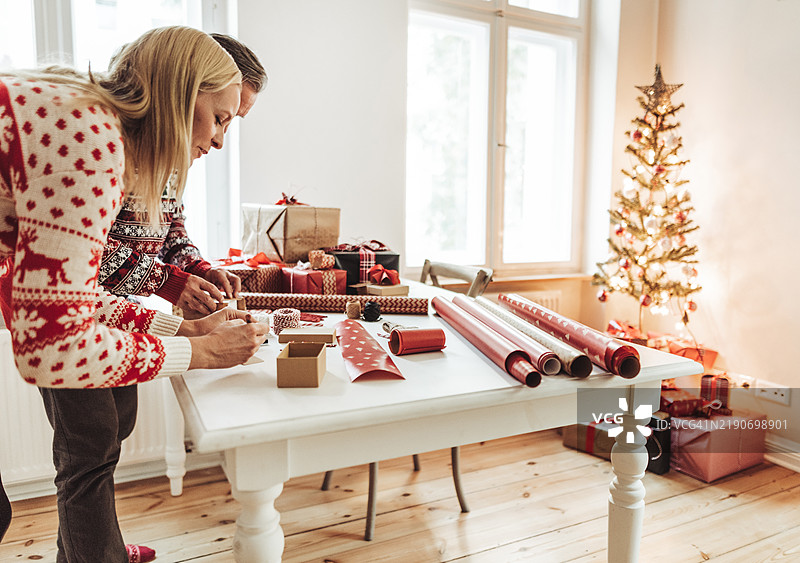 在家制作圣诞礼物图片素材