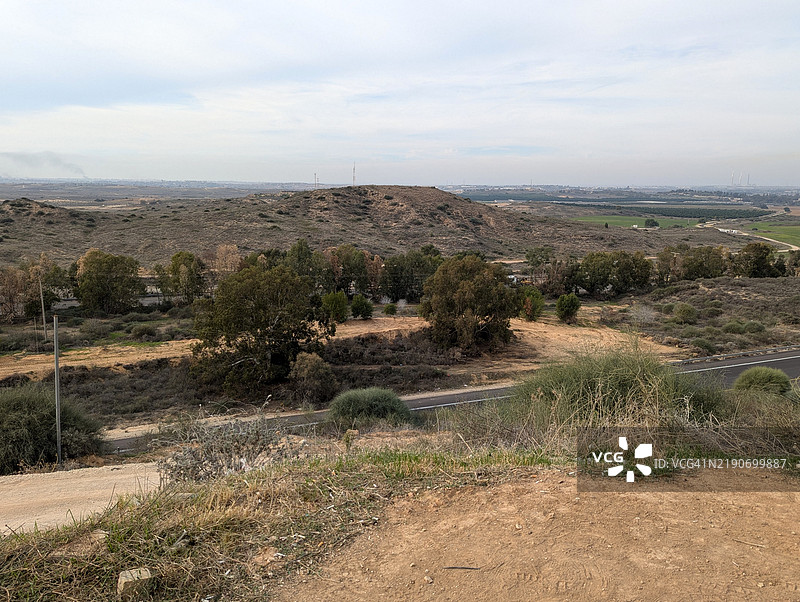 从斯德罗特最后的山丘俯瞰加沙地带，期间为“铁剑战争”图片素材