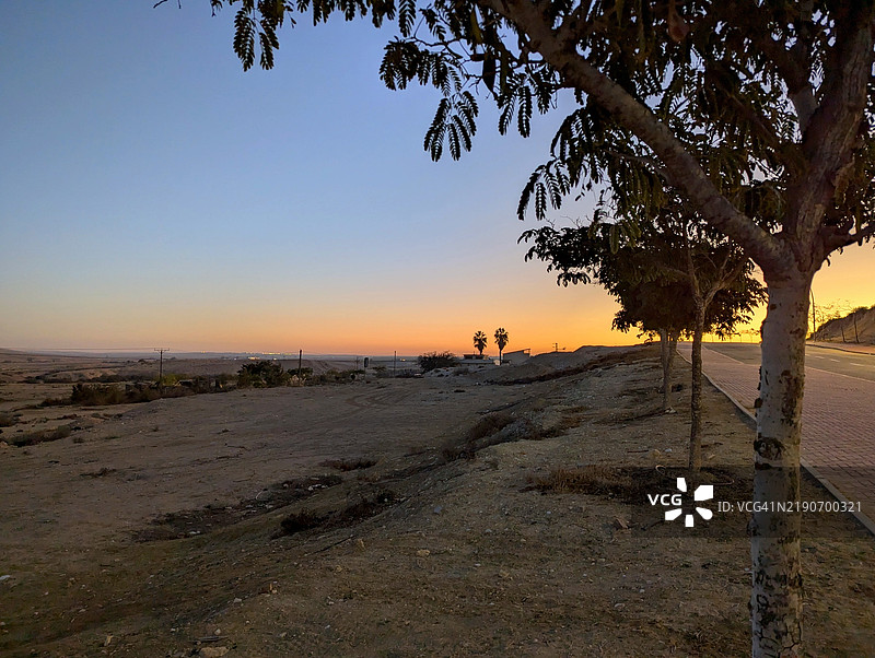 太阳在内盖夫沙漠升起，耶鲁哈姆发展镇。图片素材