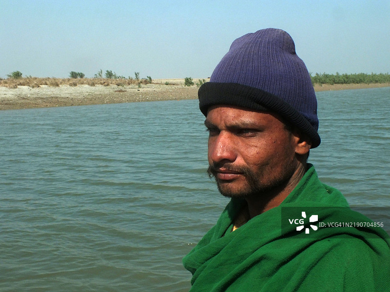 土著人带来树枝作为燃料和制作商品图片素材