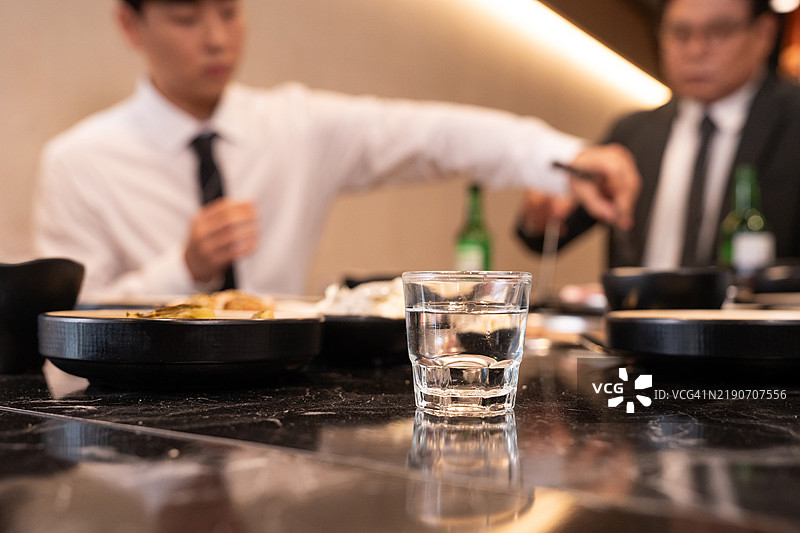 公司晚宴、年终聚会、韩国烧烤餐厅、代沟图片素材