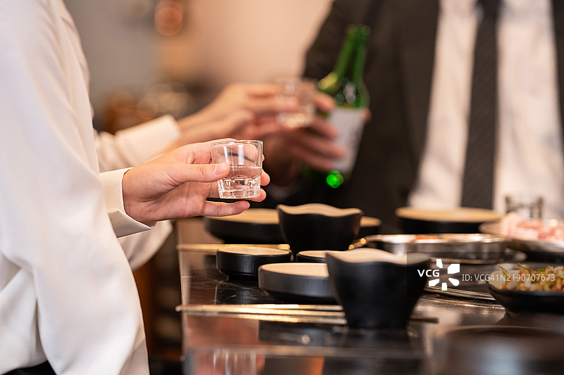 公司晚宴，年终聚会，韩国烧烤餐厅，机智，代沟图片素材