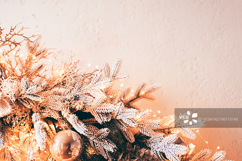 节日气氛中装饰有灯光和饰品的圣诞树枝图片素材