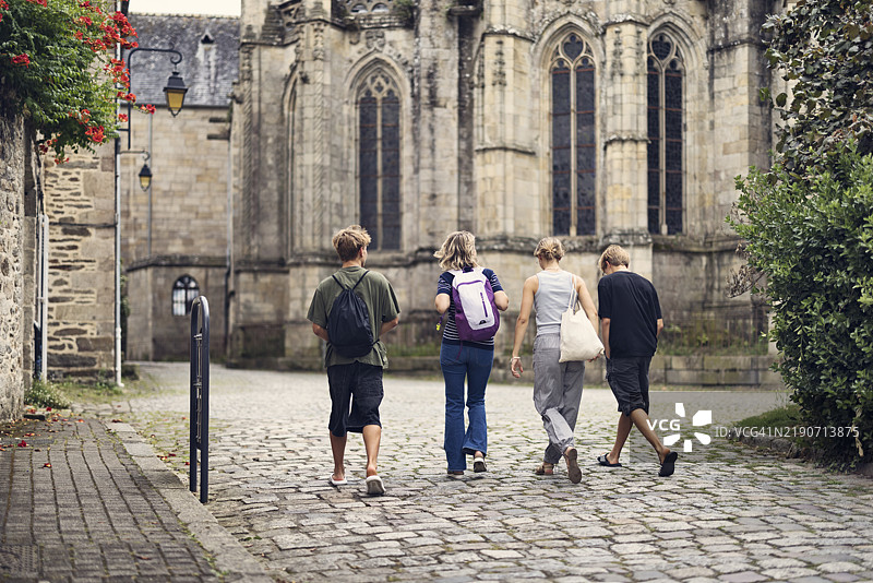 一家人在法国布列塔尼的迪南古镇散步。图片素材