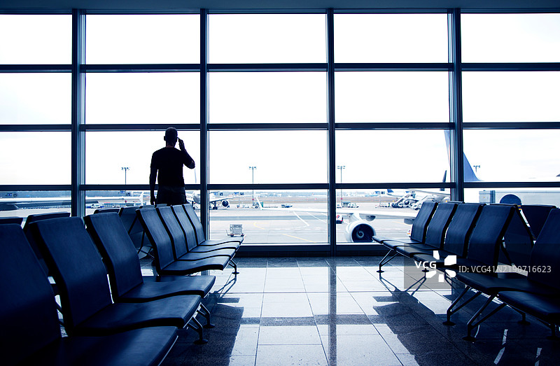 法兰克福国际机场，候机室内的男子使用智能手机图片素材